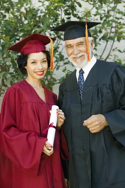 Retrato Uma Jovem Feliz Graduado Segurando Certificado Com Reitor — Fotografia de Stock
