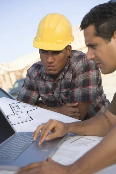 Gammal Man Som Arbetar Laptop Med Medarbetare Förutom Byggarbetsplatsen — Stockfoto