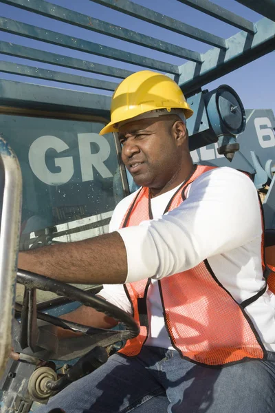 Afroamericano Conduciendo Una Carretilla Elevadora —  Fotos de Stock