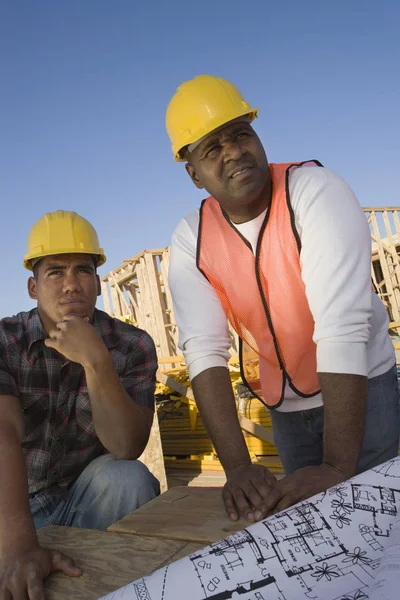 Capataz Con Compañero Trabajo Mirando Marco Sitio Construcción —  Fotos de Stock