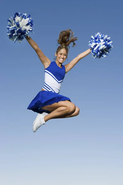 Lunghezza Piena Una Giovane Cheerleader Che Salta Contro Cielo Limpido — Foto Stock