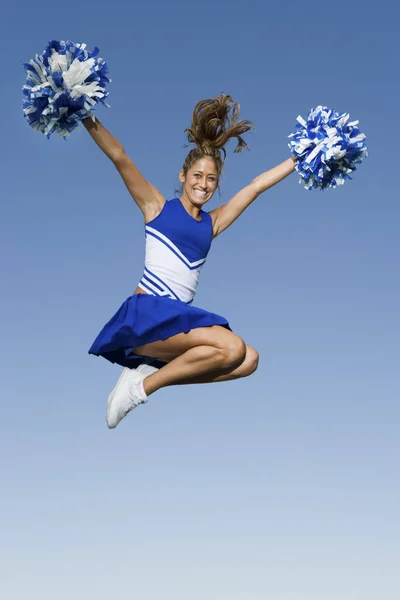 Volledige Lengte Van Een Jonge Cheerleader Die Tegen Een Heldere — Stockfoto