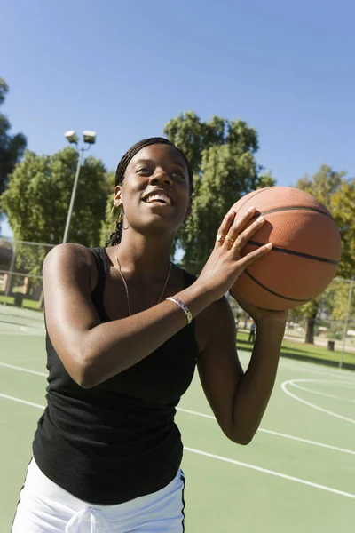 Feliz Mujer Afroamericana Con Pelota Canasta Cancha —  Fotos de Stock