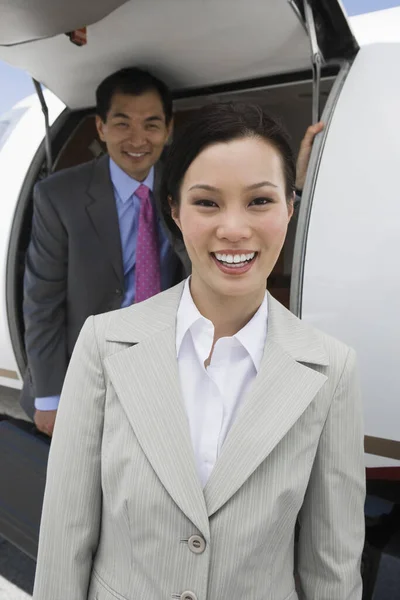Retrato Dos Personas Negocios Multiétnicos Felices Pie Junto Avión Aeródromo — Foto de Stock