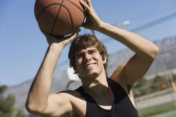 Feliz Joven Tomando Tiro Penalti Con Baloncesto —  Fotos de Stock