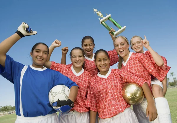 Retrato Grupo Jogadoras Futebol Excitadas Segurando Troféu Vencedor — Fotografia de Stock