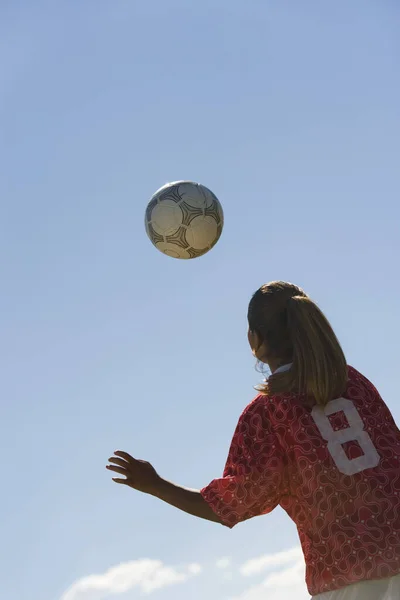 Χαμηλή Γωνία Άποψη Της Νεαρής Γυναίκας Τίτλο Ποδόσφαιρο Ενάντια Στον — Φωτογραφία Αρχείου