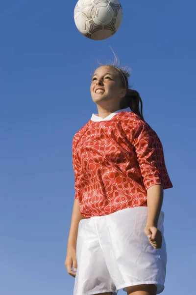 Νεαρή Γυναίκα Ποδοσφαιριστής Τίτλο Μπάλα Ποδοσφαίρου Κατά Μπλε Ουρανό — Φωτογραφία Αρχείου