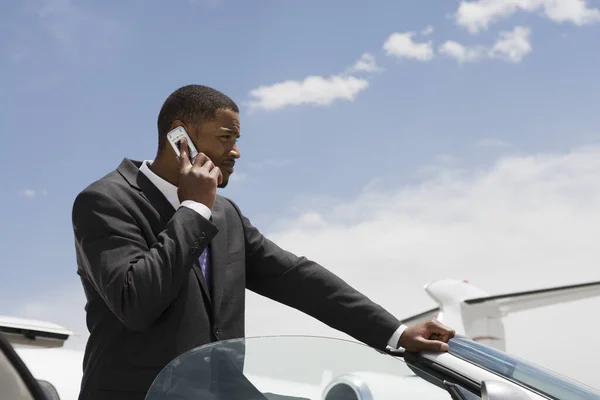 Young African American Businessman Call Car Airfield — Stock Photo, Image