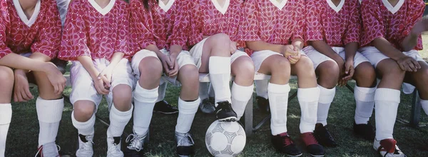 Baixa Seção Jogadoras Futebol Sentadas Lado Lado — Fotografia de Stock