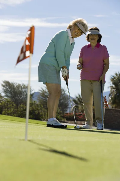 Mulheres Idosas Felizes Jogando Golfe Campo Golfe — Fotografia de Stock