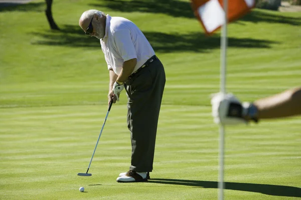 Longitud Completa Hombre Mayor Jugando Golf Campo Golf —  Fotos de Stock