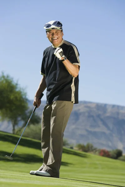 Comprimento Total Homem Animado Meia Idade Jogando Golfe Campo Golfe — Fotografia de Stock