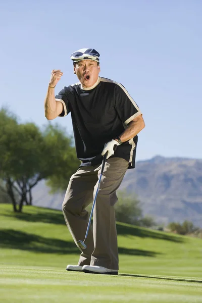 Volle Länge Eines Überglücklichen Mannes Mittleren Alters Beim Golfspielen — Stockfoto