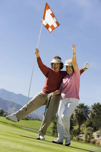 Zwei Golferinnen Jubeln Mit Erhobenen Armen Auf Golfplatz — Stockfoto