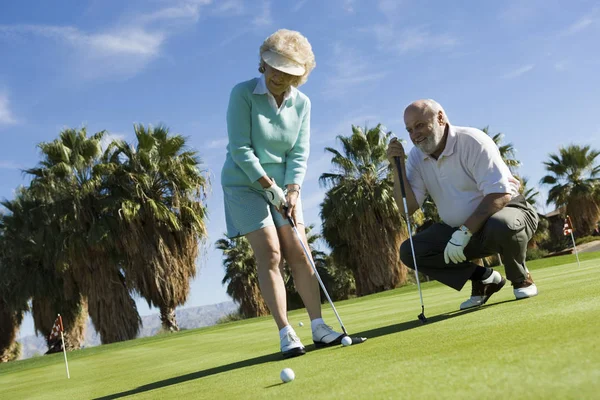 Mujer Mayor Feliz Con Amigo Varón Jugando Golf —  Fotos de Stock