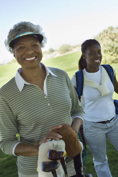 Portret Szczęśliwej Afroamerykanki Golfistki Osobą Tle — Zdjęcie stockowe