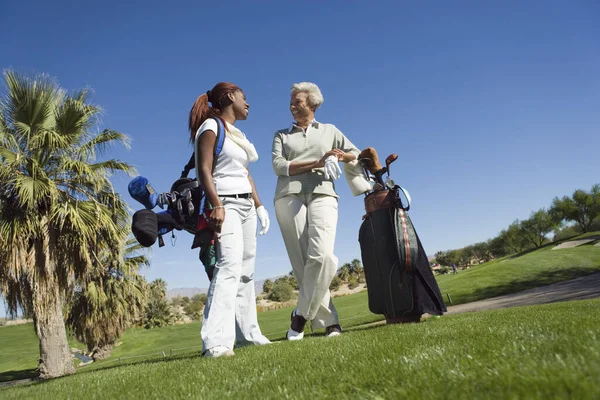 Full Längd Afroamerikanska Kvinnor Chattar Golfbanan — Stockfoto