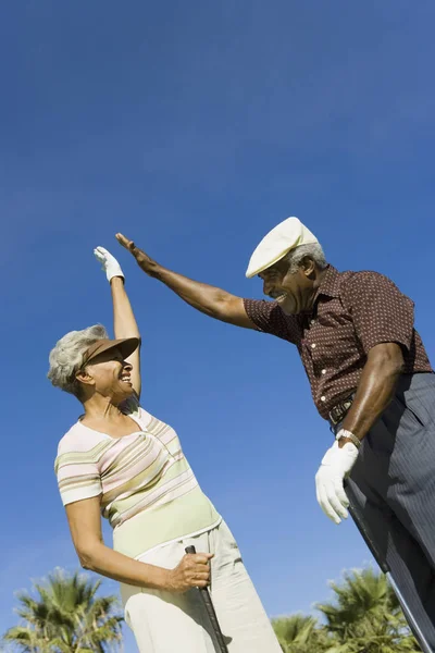 Heureux Couple Afro Américain Donnant High Five Sur Terrain Golf — Photo