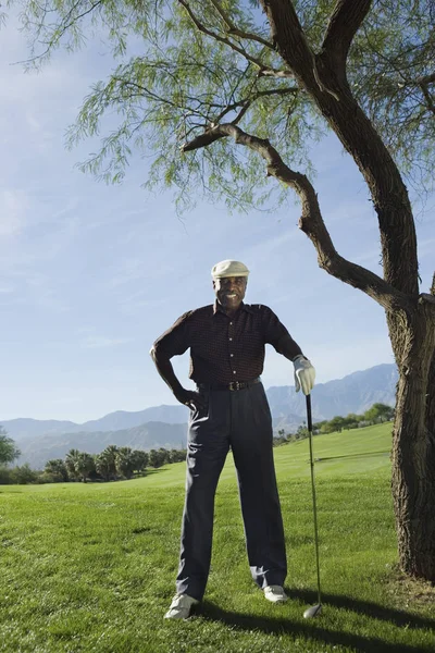 Volledige Lengte Van Een Gelukkige Senior Afro Amerikaanse Man Golfbaan — Stockfoto