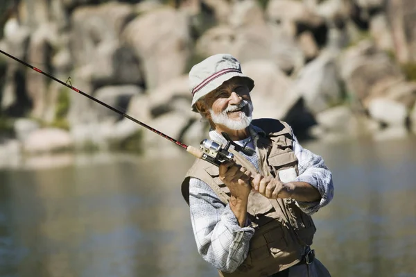 晴れた日に幸せなヒスパニック系の老人釣りの肖像画 — ストック写真