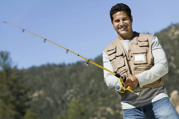 Портрет Счастливого Взрослого Латиноамериканца Рыбачащего Солнечный День — стоковое фото