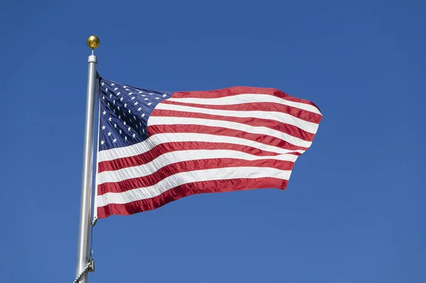 Bandiera Americana Sventola Sul Pennone Contro Cielo Blu Nel Caldo — Foto Stock