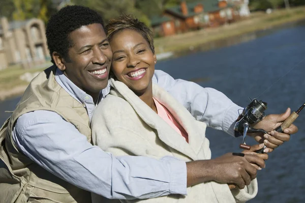 晴れた日に一緒に幸せなアフリカ系アメリカ人のカップルの釣りの肖像画 — ストック写真