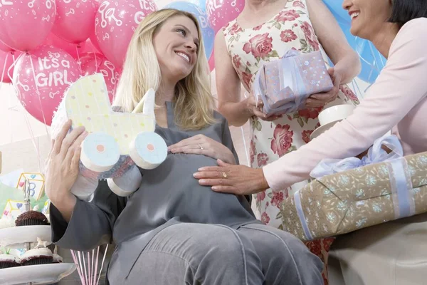 Kvinnlig Vän Röra Magen Gravid Kvinna Vid Baby Shower — Stockfoto