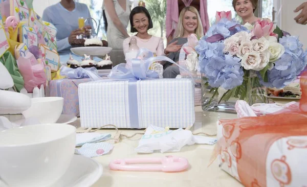Bebek Partisinde Öndeki Masada Hediyelerle Mutlu Kadınlar — Stok fotoğraf
