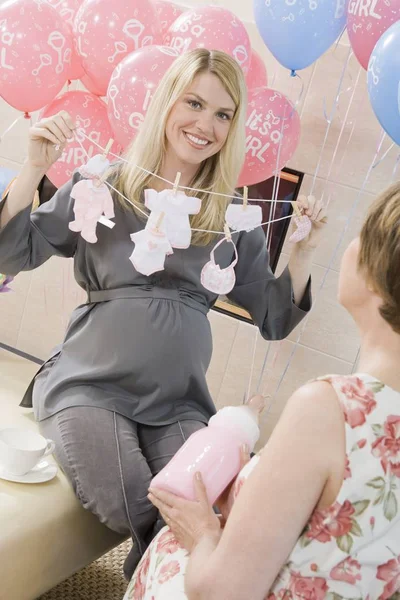 Porträtt Lycklig Gravid Kvinna Med Mamma Vid Baby Shower — Stockfoto