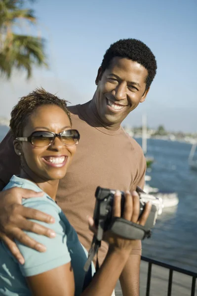 Porträtt Ett Lyckligt Afroamerikanskt Par Med Kvinna Praktisk Kamera — Stockfoto