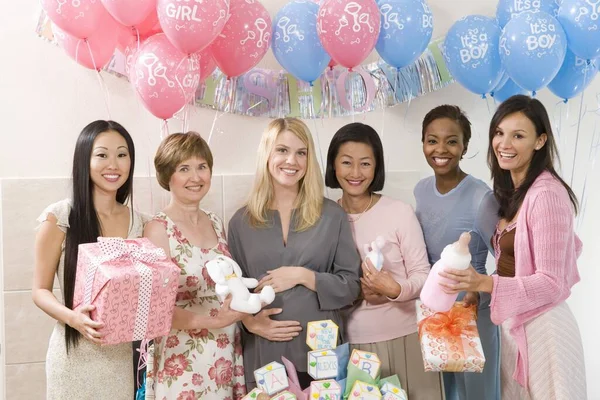 Bebek Partisindeki Mutlu Hamile Kadın Kadın Arkadaşlarının Portresi — Stok fotoğraf