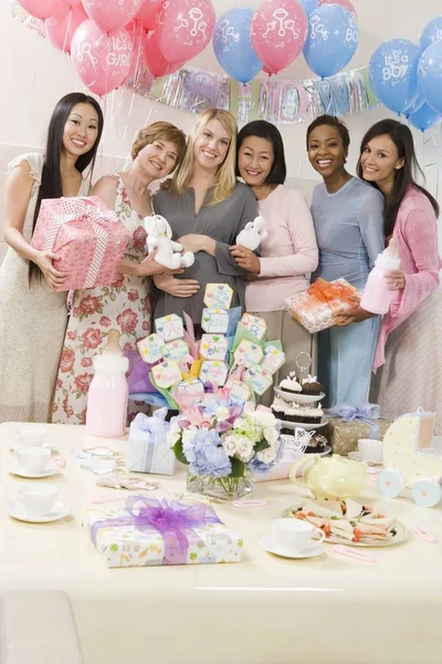 Porträtt Lycklig Gravid Kvinna Och Kvinnliga Vänner Vid Baby Shower — Stockfoto