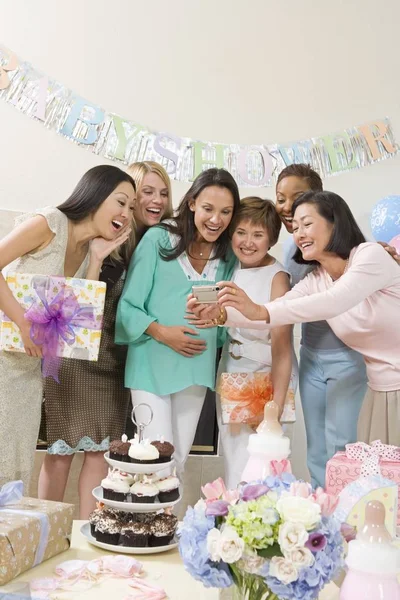 Szczęśliwa Kobieta Ciąży Różnymi Przyjaciółmi Patrząc Przed Kamerą Baby Shower — Zdjęcie stockowe