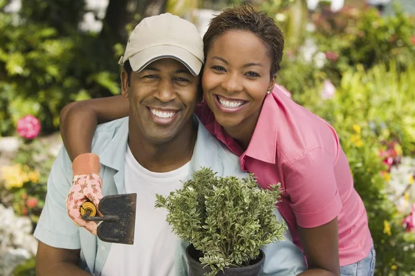 Porträtt Ett Lyckligt Afroamerikanskt Par Trädgårdsarbete Tillsammans — Stockfoto