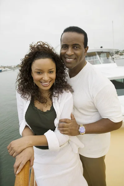 幸せなアフリカ系アメリカ人のカップルの肖像はヨットでセーリングを楽しむ — ストック写真