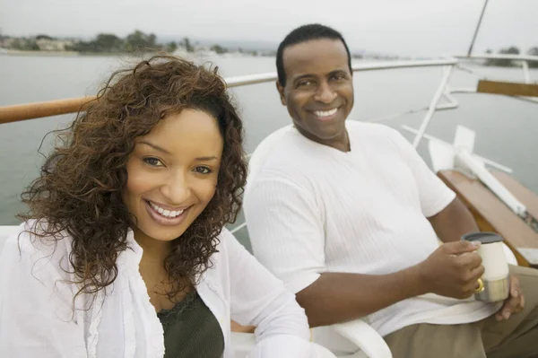 Retrato Una Feliz Pareja Afroamericana Relajándose Yate —  Fotos de Stock