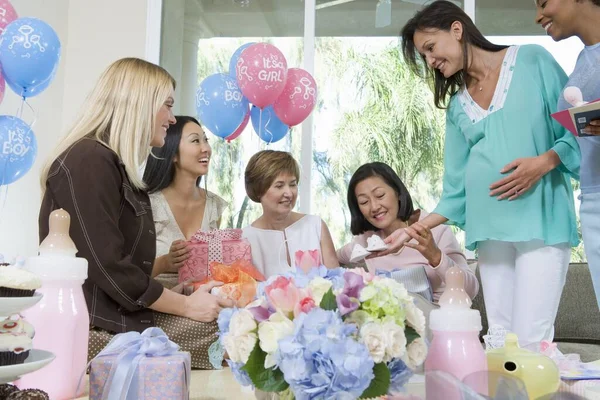 Lycklig Gravid Kvinna Och Vänner Med Presenter Vid Baby Shower — Stockfoto