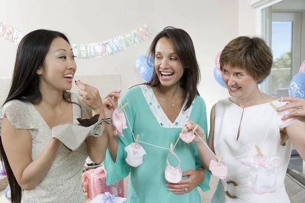 Mujer Embarazada Alegre Con Amigos Una Ducha Bebé — Foto de Stock