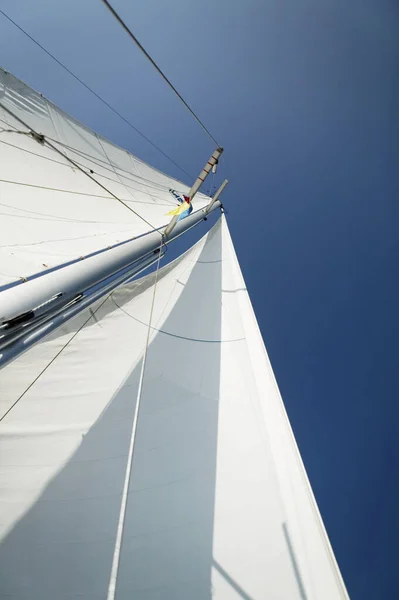 Blick Auf Den Mast Der Jacht Vor Blauem Himmel — Stockfoto