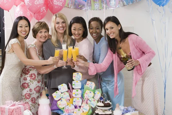 Retrato Una Mujer Embarazada Con Amigos Brindando Bebidas Una Ducha — Foto de Stock