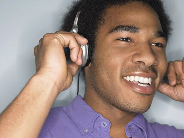 Крупный План Афроамериканского Юноши Слушающего Музыку Через Наушники — стоковое фото