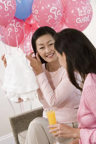 Volwassen Vrouw Tonen Baby Kleding Naar Vriend Een Baby Shower — Stockfoto