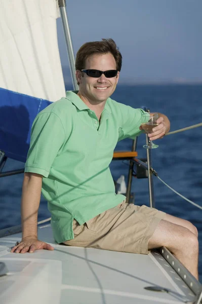Szczęśliwy Dojrzały Człowiek Kieliszkiem Wina Siedzi Pokładzie Jachtu — Zdjęcie stockowe