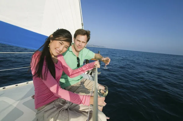 Mujer Feliz Con Hombre Tomando Vino Yate Durante Las Vacaciones — Foto de Stock