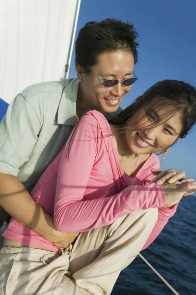 休暇中にヨットで一緒に過ごす幸せなカップル — ストック写真