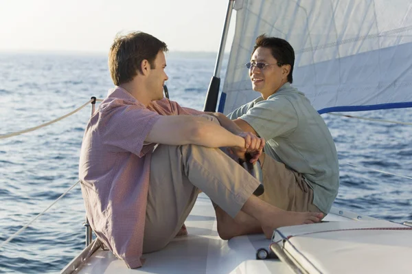 Twee Volwassen Mannen Die Een Vriendelijk Praatje Het Jacht Tijdens — Stockfoto