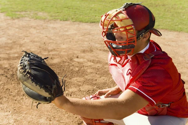 Receptor Béisbol Listo Para Atrapar Pelota Lanzada Por Lanzador — Foto de Stock