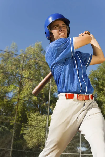 Giovane Giocatore Baseball Oscillante Pipistrello — Foto Stock